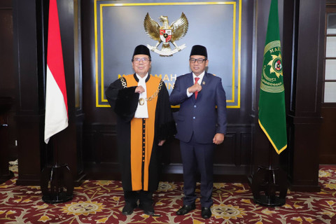 Ketua MA Prof. Syarifuddin lantik Sugiyanto sebagai Sekretaris Mahkamah Agung, Jumat (7/6/2024). Foto: Dok. Mahkamah Agung