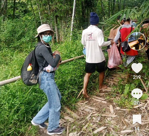 Lusia Mita menggendong bayi yang berhasil diselamatkan. Foto: Dok. Tiktok @mitajiean