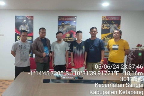 Dua terduga pelaku pengedar dan pemakai sabu yang diamankan di Sandai, Kabupaten Ketapang. Foto: Dok. Polres Ketapang