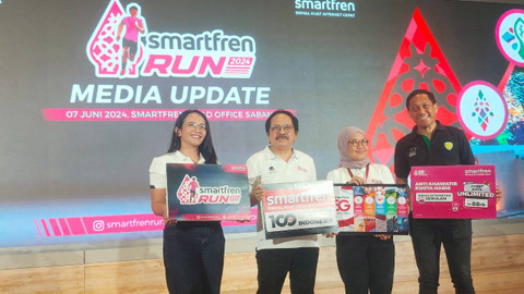 Edtine Pamilien Gensana, VP Brand Communications Smartfren; Merza Fachys, President Director Smartfren; Syafrita Aryana, Race Director Idea Run; dan Satyo Haryo Wibisono, Ketua Komisi Pemassalan PB PASI dalam media update Smartfren Run 2024. Foto: Dok. Istimewa