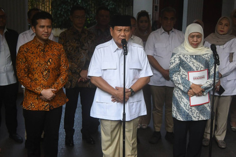 Ketum Partai Gerindra Prabowo Subianto (tengah) bersama Khofifah Indar Parawansa dan mantan Wakil Gubernur Jatim Emil Dardak usai melakukan pertemuan di kediaman Prabowo di Jalan Kertanegara, Kebayoran Baru, Jakarta, Jumat (7/6/2024). Foto: Aditya Pradana Putra/ANTARA FOTO