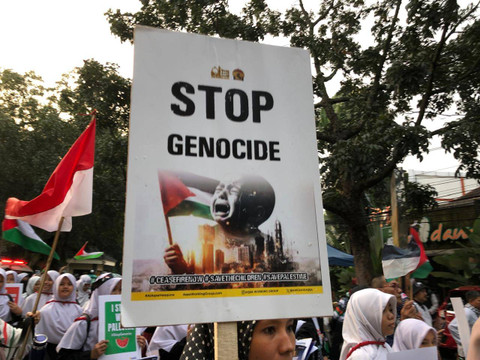 Salah satu poster protes yang dibawa aksi massa pro Palestina di Bandung, Sabtu (8/6). Foto: Robby Bouceu/kumparan