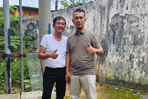 Pakar Mikro Hidro UMP, Zulkiffli Saleh (kiri) dan Aumni UMP, Edwin Mauladi (kanan) di masa awal pengujian turbin PLTMH. (ist)