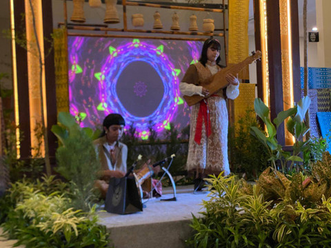 Yuan Prawida saat bermain Sape di Galeri Dekranasda Kalbar. Yuan diundang untuk bermain Sape di Gala Dinner World Water Forum di Bali beberapa waktu lalu. Foto: Yulia Ramadhiyanti/Hi!Pontianak