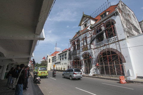 Sejumlah pekerja mengecat bangunan tua di Jalan Jembatan Merah, Surabaya, Jawa Timur, Sabtu (8/6/2024). Foto: Didik Suhartono/ANTARA FOTO