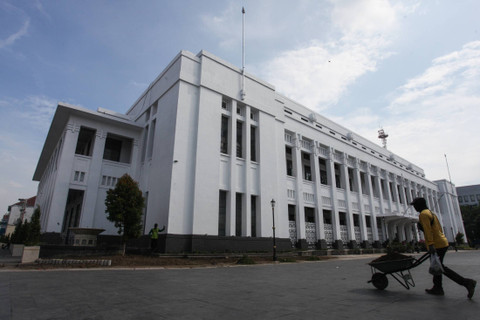 Pekerja mengangkut tanah untuk pembangunan taman di Gedung Internatio di Jalan Rajawali, Surabaya, Jawa Timur, Sabtu (8/6/2024). Foto: Didik Suhartono/ANTARA FOTO