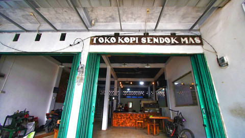 Toko kopi Sendok Mas sudah beroperasi sejak empat tahun lalu yang menjual produk kopi olahan tradisional Sumatera Selatan, Sabtu (8/6) Foto: ary priyanto/urban id