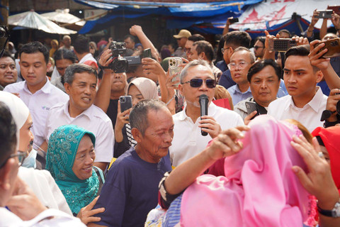 Menteri Perdagangan Zulkifli Hasan meninjau bahan pokok di Pasar Semarang, Jawa Tengah, Sabtu (8/6/2024). Foto: Dok. Kemendag