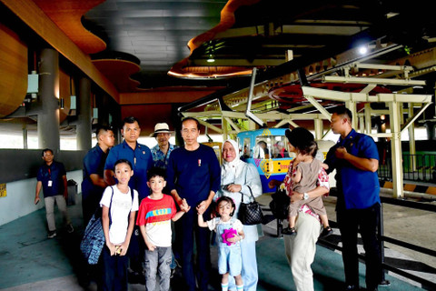 Momen wisata edukasi Presiden Jokowi dan Ibu Iriana beserta cucunya, Jan Ethes Srinarendra dan La Lembah Manah, di Taman Mini Indonesia Indah (TMII), Jakarta, Sabtu (8/6/2024). Foto: Rusman/Biro Pers Sekretariat Presiden