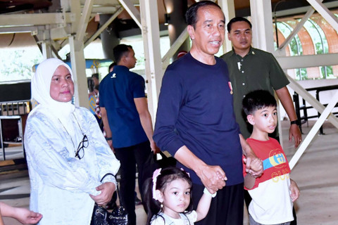 Momen wisata edukasi Presiden Jokowi dan Ibu Iriana beserta cucunya, Jan Ethes Srinarendra dan La Lembah Manah, di Taman Mini Indonesia Indah (TMII), Jakarta, Sabtu (8/6/2024). Foto: Rusman/Biro Pers Sekretariat Presiden