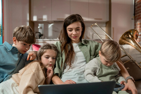 (ilustrasi kedekatan mama dengan anak-anaknya. Foto: Pexels/Ron Lach)