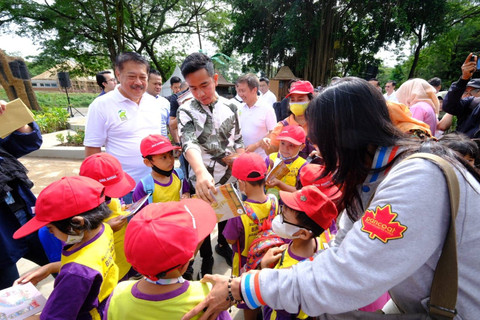 Gibran bagikan buku tulis bergambar Jan Ethes di soft opening Solo SAfari, 27 Januari 2023. Foto: Dok. Istimewa