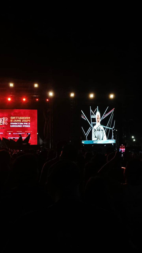 Putri Ariani jadi pembuka di konser Alan Walker yang digelar di Phantom PIK 2, Jakarta Utara, Sabtu (8/6/2024). Foto: Giovanni/kumparan