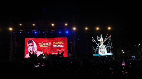 Putri Ariani jadi pembuka di konser Alan Walker yang digelar di Phantom PIK 2, Jakarta Utara, Sabtu (8/6/2024). Foto: Giovanni/kumparan