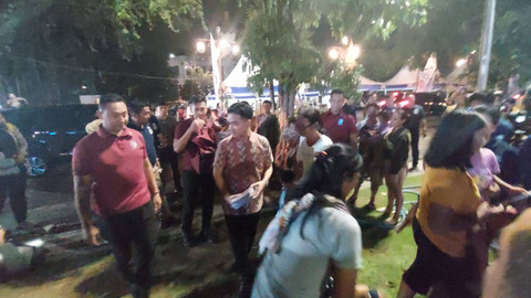 Gibran bagikan buku bergambar Jan Ethes di Penutupan Solo Great Sale di Balai Kota dihadiri Sandiaga Uno Minggu (2/6/2024). Foto: Dok. Istimewa