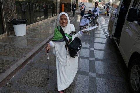 Jemaah calon haji Indonesia berjalan menuju hotelnya di Makkah, Arab Saudi, Sabtu (8/6/2024). Foto: Sigid Kurniawan/Antara Foto