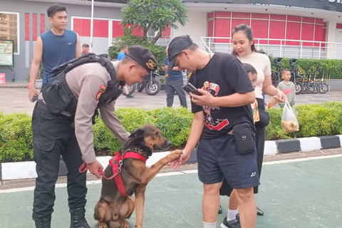 Pasukan anjing K9 berjaga di kawasan CFD Bundaran HI, Jakarta Pusat, Minggu (9/6/2024). Foto: Zamachsyari/kumparan