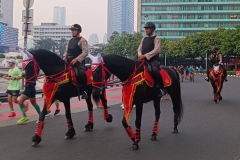 Pasukan berkuda Polri berjaga di kawasan CFD Bundaran HI, Jakarta Pusat, Minggu (9/6/2024). Foto: Zamachsyari/kumparan