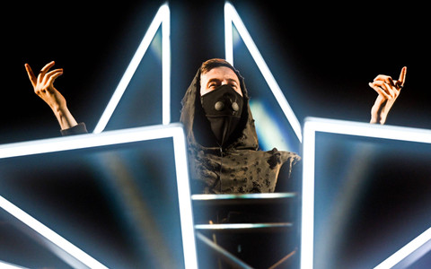 Alan Walker menghibur penggemarnya pada konser Walker World Asia Tour Part 1 di Jakarta, Sabtu (8/6/2024). Foto: Rivan Awal Lingga/ANTARA FOTO