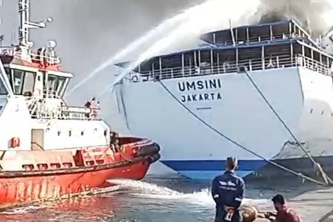 KM Umsini terbakar di Makassar. Foto: Dok. Istimewa