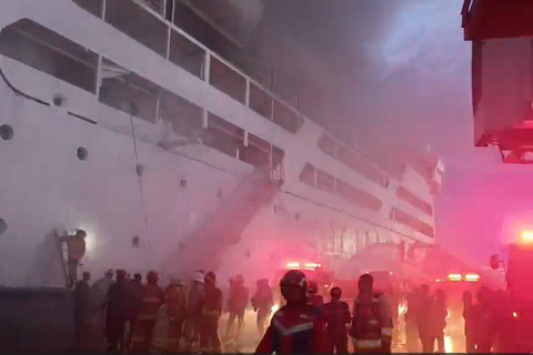 KM Umsini terbakar di Makassar. Foto: Dok. Istimewa