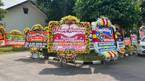 Barisan ucapan dari elite partai politik di acara pernikahan putri Presiden PKS, Ahmad Syaikhu di Balai Komando, Jakarta Timur,  Minggu (9/6/2024). Foto: Haya Syahira/kumparan
