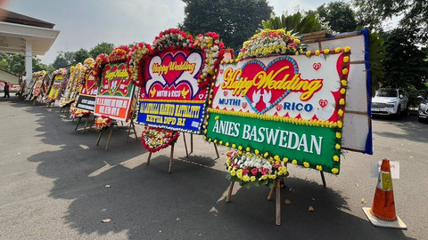 Barisan ucapan dari elite partai politik di acara pernikahan putri Presiden PKS, Ahmad Syaikhu di Balai Komando, Jakarta Timur,  Minggu (9/6/2024). Foto: Haya Syahira/kumparan