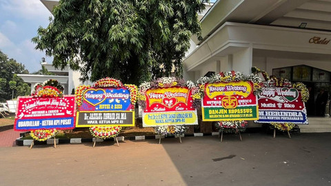 Barisan ucapan dari elite partai politik di acara pernikahan putri Presiden PKS, Ahmad Syaikhu di Balai Komando, Jakarta Timur,  Minggu (9/6/2024). Foto: Haya Syahira/kumparan