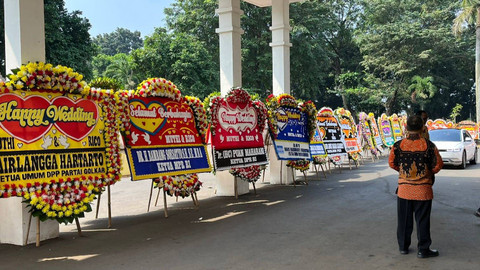 Barisan ucapan dari elite partai politik di acara pernikahan putri Presiden PKS, Ahmad Syaikhu di Balai Komando, Jakarta Timur,  Minggu (9/6/2024). Foto: Haya Syahira/kumparan