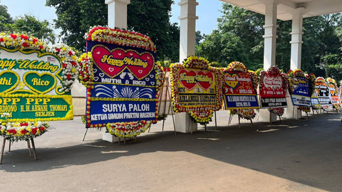 Barisan ucapan dari elite partai politik di acara pernikahan putri Presiden PKS, Ahmad Syaikhu di Balai Komando, Jakarta Timur,  Minggu (9/6/2024). Foto: Haya Syahira/kumparan