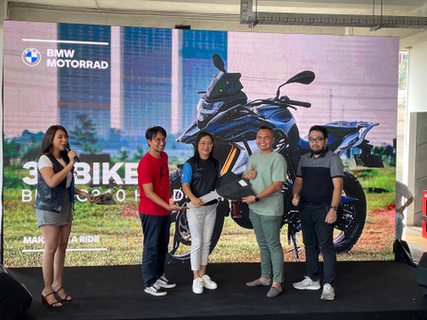 PT. Layur Astiti Bumi Kencana agen pemegang merek BMW Motorrad Indonesia serahkan 34 unit pertama BMW G310 GS dan R di Jakarta, Minggu (9/6/2024). Foto: Sena Pratama/kumparan