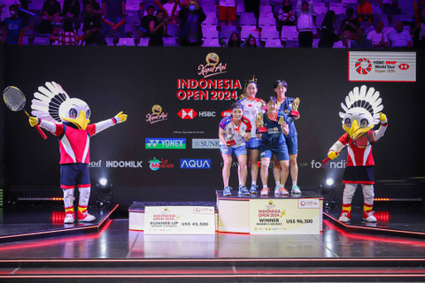 Selebrasi ganda putri Korea Selatan Baek Ha Na dan Lee So Hee usai mengalahkan wakil China Chen Qing Chen dan Jia Yi Fan pada final Indonesia Open 2024 di Istora Senayan, Jakarta, Minggu (9/6/2024). Foto: Iqbal Firdaus/kumparan