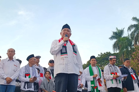 Eks Ketum PP Muhammadiyah, Din Syamsuddin memberikan sambutan dalam aksi bela Palestina di Kawasan Patung Kuda Arjuna Wiwaha, Jakarta Pusat, sore ini, Minggu (9/6/2024). Foto: Zamachsyari/kumparan