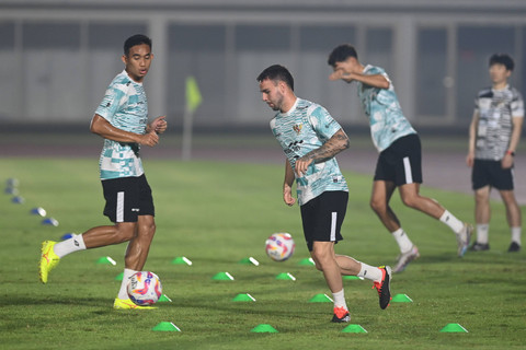 Pesepak bola Timnas Indonesia Calvin Verdonk (kedua kiri) bersama Rizky Ridho (kiri) berlatih jelang pertandingan Kualifikasi Piala Dunia 2026 di Stadion Madya, Senayan, Jakarta, Minggu (9/6/2024). Foto: M Risyal Hidayat/ANTARA FOTO