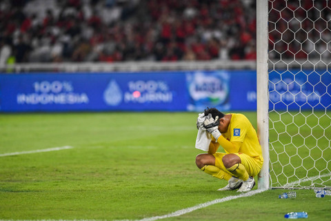 Pemain Timnas Indonesia Ernando Ari Sutaryadi tetunduk usai kalah saat melawan Tim nasional Irak dalam laga lanjutan Grup F Kualifikasi Piala Dunia 2026 zona Asia, di Stadion Utama Gelora Bung Karno (SUGBK), Senayan, Jakarta, Kamis (6/6/2024). Foto: Galih Pradipta/ANTARA FOTO