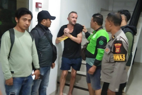 Turis Inggris bernama Damon Anthony Alexander Hills (50) saat diamankan pihak kepolisian. Foto: Polresta Badung