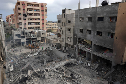 Bangunan yang bangunan hancur usai serangan kamp pengungsi Nuseirat di Jalur Gaza tengah, Minggu (9/6/2024). Foto: Eyad BABA / AFP