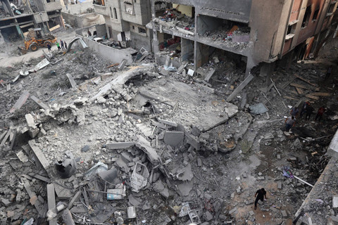 Bangunan yang bangunan hancur usai serangan kamp pengungsi Nuseirat di Jalur Gaza tengah, Minggu (9/6/2024). Foto: Eyad BABA / AFP