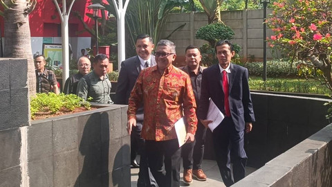 Sekjen PDIP Hasto Kristiyanto tiba untuk menjalani pemeriksaan di Gedung KPK, Jakarta, Senin (10/6/2024). Foto: Hedi/kumparan