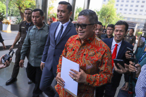 Sekjen PDIP Hasto Kristiyanto (tengah) tiba untuk menjalani pemeriksaan di Gedung KPK, Jakarta, Senin (10/6/2024). Foto: Iqbal Firdaus/kumparan