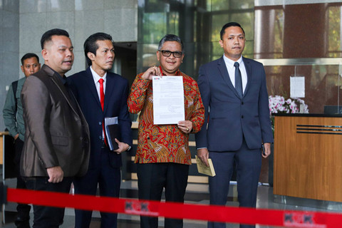 Sekjen PDIP Hasto Kristiyanto (tengah) tiba untuk menjalani pemeriksaan di Gedung KPK, Jakarta, Senin (10/6/2024). Foto: Iqbal Firdaus/kumparan