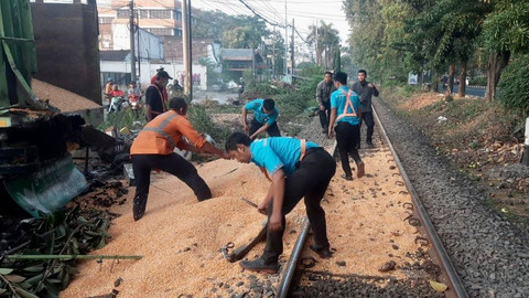 Kondisi muatan truk berupa jagung tumpah usai ditabrak KA Commuter Line Sindro, pada Senin (10/6/2024). Foto: Mili.id