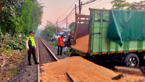 Kondisi muatan truk berupa jagung tumpah usai ditabrak KA Commuter Line Sindro, pada Senin (10/6/2024). Foto: Mili.id