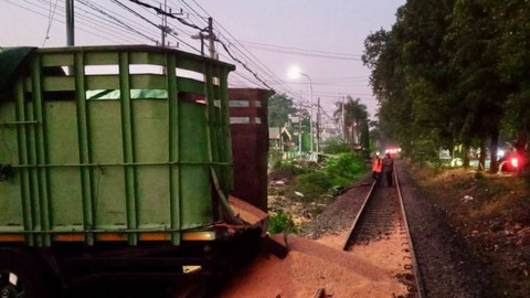 Kondisi muatan truk berupa jagung tumpah usai ditabrak KA Commuter Line Sindro, pada Senin (10/6/2024). Foto: Mili.id