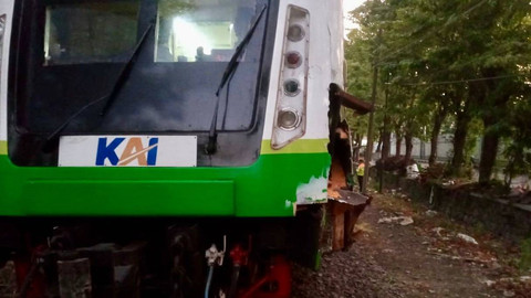 Kondisi KA Commuter Line Sindro usai tabrak truk, Senin (10/6/2024). Foto: Mili.id