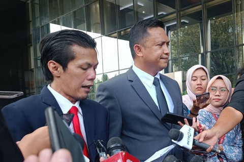Kuasa hukum Hasto Kristiyanto, Ronny Talapessy dan Patra M. Zen di Gedung Merah Putih KPK, Senin (10/6/2024). Foto: Hedi/kumparan