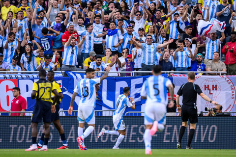 Selebrasi pemain Timnas Argentina usai mencetak gol ke gawang Timnas Ekuador pada pertandingan persahabatan di Soldier Field, Chicago, Illinois, Amerika Serikat, Minggu (9/6/2024). Foto: Daniel Bartel-USA TODAY Sports/via REUTERS