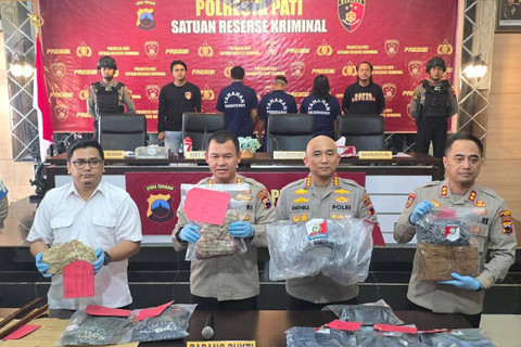 Jumpa pers kasus main hakim sendiri yang menewaskan bos rental asal Jakarta di Kabupaten Pati, Jawa Tengah.  Foto: Polresta Pati