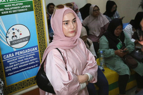 Istri Aditya Zoni, Yasmine Ow saat memberi keterangan usain menjalani sidang perdana terkait gugatan cerai di Pengadilan Agama Cibinong, Jawa Barat, Selasa, (11/6/2024). Foto: Agus Apriyanto