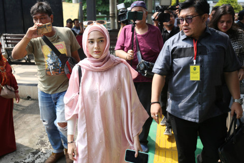 Istri Aditya Zoni, Yasmine Ow saat memberi keterangan usain menjalani sidang perdana terkait gugatan cerai di Pengadilan Agama Cibinong, Jawa Barat, Selasa, (11/6/2024). Foto: Agus Apriyanto
